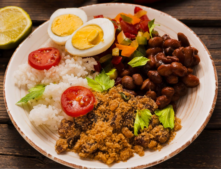 Imagem mostra prato feito com arroz, ovos, feião e salada